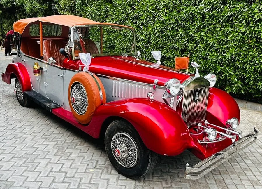Ride with the royal vintage car with Brindavan travels, the best car agency in Kolkata.